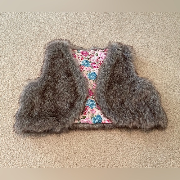 Faux Fur Vest w/ Floral Lining - Toddler - Size: Small 4 - Picture 1 of 7